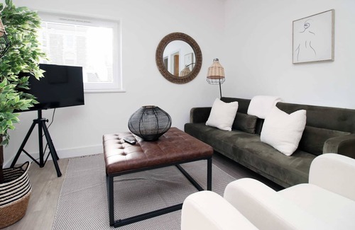 Hanham Apartment | Fishponds Flat 1 by Mia Living (2 bedroom apartment)