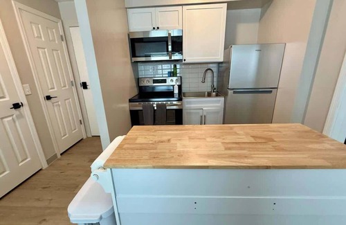 North Central Omaha Apartment | Fitness Hub, Pickleball, & City Attractions