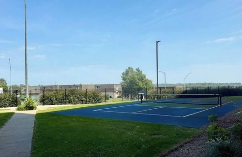 North Central Omaha Apartment | Fitness Hub, Pickleball, & City Attractions