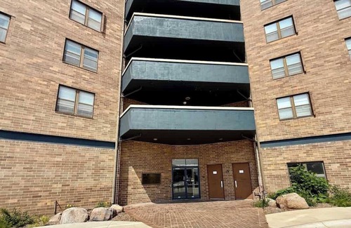 North Central Omaha Apartment | Fitness Hub, Pickleball, & City Attractions