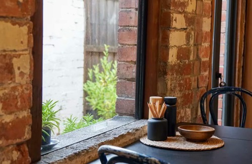 Fitzroy House | Fitzroy 3BR Terrace on Napier St + Permit Parking