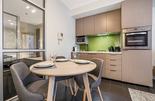 Fitzroy North Apartment | Fitzroy Hideaway Near Parks, Cafés & Parking