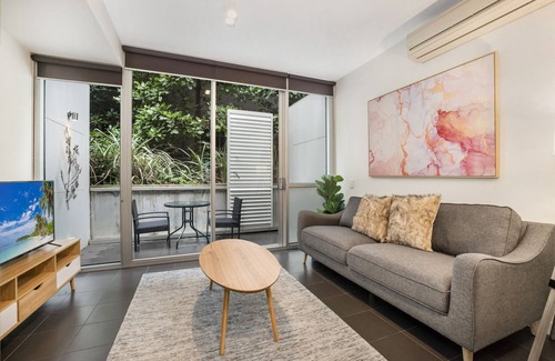 Fitzroy North Apartment | Fitzroy Hideaway Near Parks, Cafés & Parking
