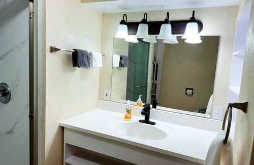 Hays House | Five-bedroom house with WiFi, AC in fabulous Hays