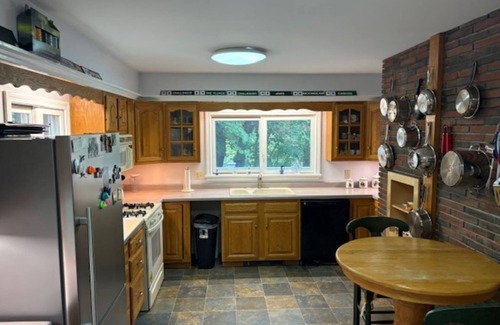 West Dover House | Five bedroom ski house .7 miles from Mount Snow, West Dover, VT. Hot tub.