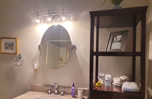 Limerick Apartment | Five mins to EVERYTHING! Fabulous roomy studio-Louisville Kentucky