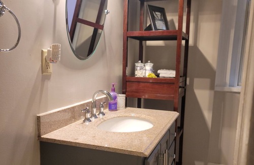 Limerick Apartment | Five mins to EVERYTHING! Fabulous roomy studio-Louisville Kentucky