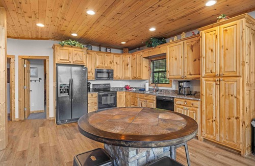 Helen Cabin | Five Seasons - Luxury Cabin Featuring a Pool Table, Hot Tub and Fire Pit