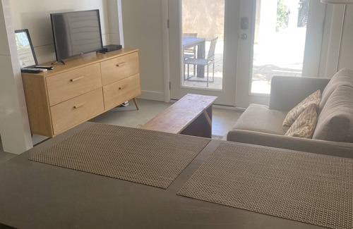 Mid-Wilshire House | Five Star Designer Decorated Contemporary Guest House With Pool