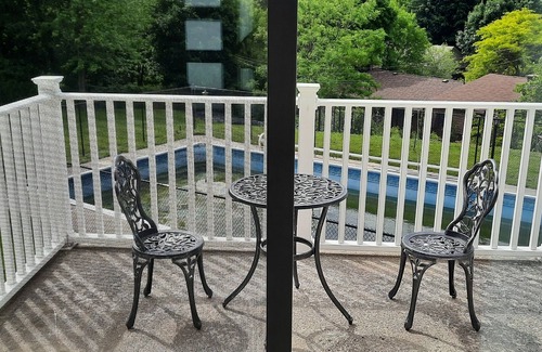 Kingston House | Five star equipped 4 bd, huge lot, woods/trails close to lake, downtown/Queen's