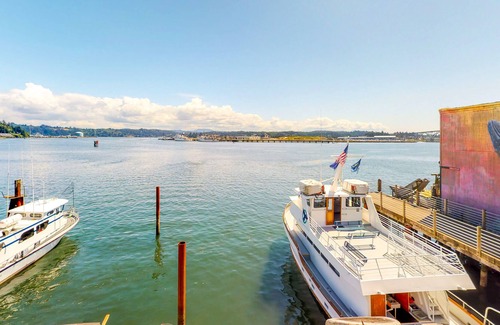 Historic Bayfront Apartment | Five studios in a bayfront lodge w/ gas fireplaces & jetted tubs - near beach!