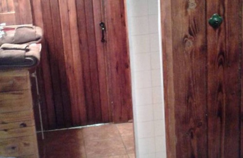Hot Springs Cabin | FIVE POINTS~LAKE HAMILTON: Cabin#1 ~ 1BR w/2 Full Beds, Futon in LR, Full Kitchen, Breakfast "Fixins" Provided
