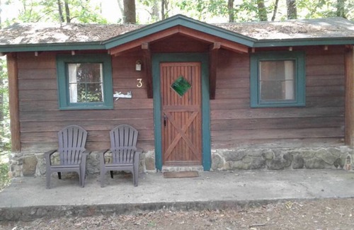 Hot Springs Cabin | FIVE POINTS~LAKE HAMILTON: Cabin#3 ~ 1BR w/Queen Bed, Futon in LR, Full Kitchen, Breakfast "Fixins" Provided, Jetted Tub