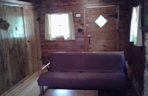 Hot Springs Cabin | FIVE POINTS~LAKE HAMILTON: Cabin#B ~ 1BR w/2 Queen Beds, Futon in LR, Full Kitchen, Breakfast "Fixins" Provided, Handicap Accessible w/Wheelchair Ramp