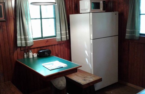 Hot Springs Cabin | FIVE POINTS~LAKE HAMILTON: Cabin#D ~ 1BR w/Queen Bed, Futon in LR, Full Kitchen, Breakfast "Fixins" Provided, Jetted Tub, Balcony Deck off BR