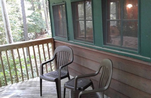 Hot Springs Cabin | FIVE POINTS~LAKE HAMILTON: Cabin#D ~ 1BR w/Queen Bed, Futon in LR, Full Kitchen, Breakfast "Fixins" Provided, Jetted Tub, Balcony Deck off BR