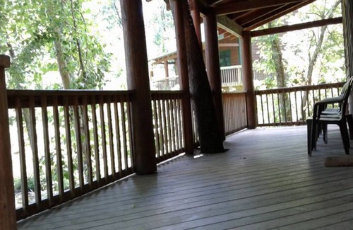 Hot Springs Cabin | FIVE POINTS~LAKE HAMILTON: Cabin#E ~ 2 Story, 3BR w/Queen Beds, Futons in LR & Loft, Full Kitchen, Breakfast "Fixins" Provided, 2 Baths (Upstairs has Jetted Tub), Large Covered Porch, Right by the Water