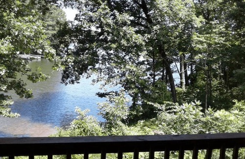Hot Springs Cabin | FIVE POINTS~LAKE HAMILTON: Cabin#F ~ 2 Story, 3BR w/Queen Beds, Futons in LR & Loft, Full Kitchen, Breakfast "Fixins" Provided, 2 Baths (Upstairs has Jetted Tub), Large Covered Porch, Right by the Water