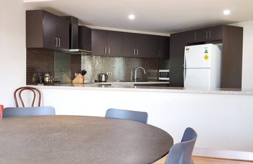 Fremantle Apartment | Fiveways on the Terrace : Close to old italian butcher/grocer & steps to cafes