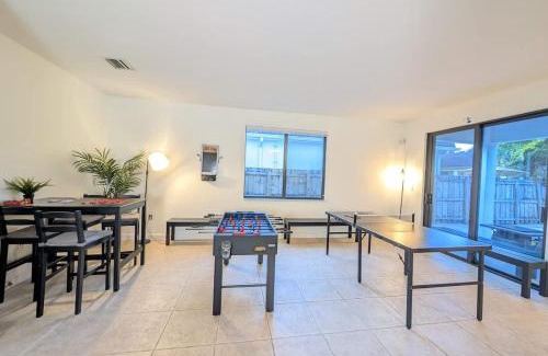 Tamiami House | FL1 House NEW Miami Oasis Game Room & Firepit
