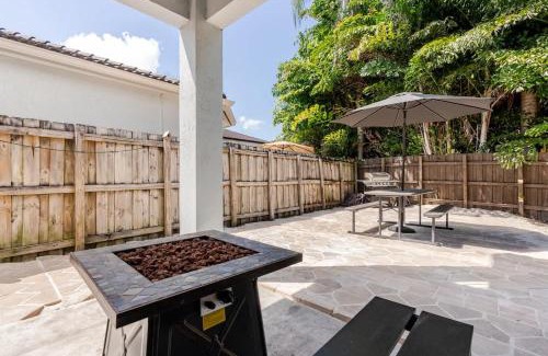 Tamiami House | FL1 House NEW Miami Oasis Game Room & Firepit