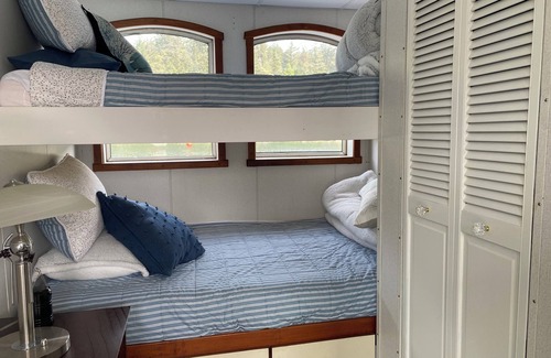Regional District of Nanaimo Bed & Breakfast | Flagship - Floating Hotel, offers Paddle boards, kayaks. crabbing and much more
