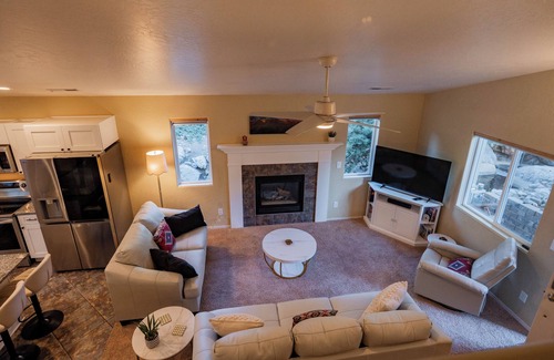 Ponderosa Trails House | Flagstaff 4BR Forest Retreat | Walk to Trails & NAU