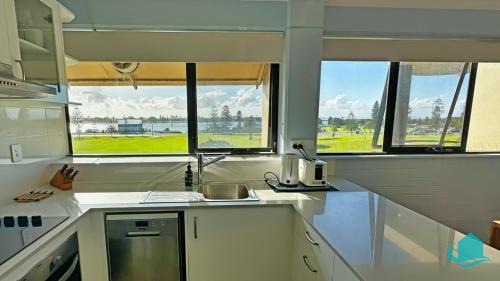 Newcastle East Apartment | Flagstaff Apartment - Newcastle harbour views