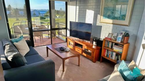 Newcastle East Apartment | Flagstaff Apartment - Newcastle harbour views