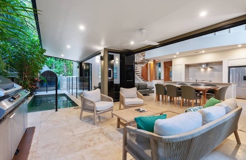 Port Douglas Villa | Flagstaff Pavillion A Lush Subtropical Paradise