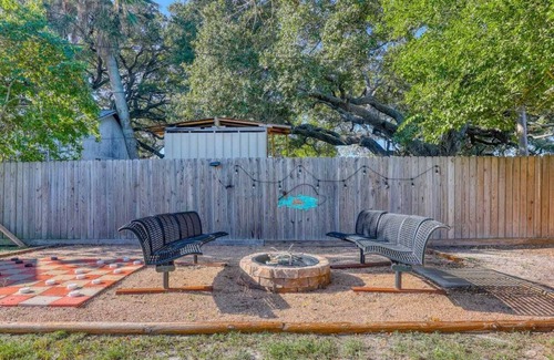 Aransas Pass Cottage | Flam Buoy! 2/1 cottage w fire pit/giant checkers