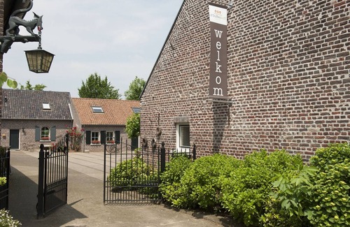 Schafelt House | Flamboyant Farmhouse in Baarlo with Hot Tub, Garden