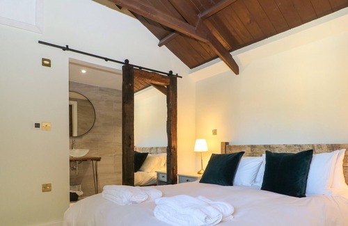 Aldermaston Wharf Apartment | FLAMENCO - NO. 7, pet friendly, with a garden in Goring-On-Thames