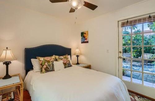 Sunshine Park House | Flamingo Casita - Wander through a Garden Hideaway with Shared Pool