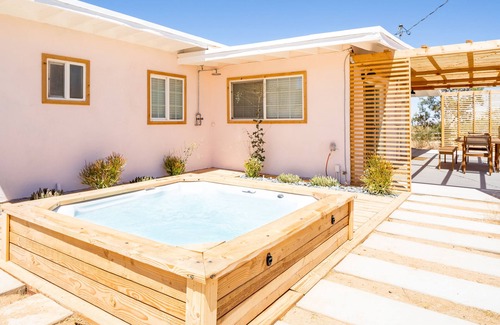 Yucca Valley House | 🌵Flamingo Ranch With a Dreamy Desert Design & Hot Tub🌵
