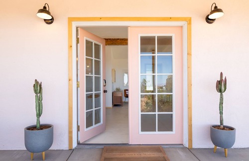 Yucca Valley House | 🌵Flamingo Ranch With a Dreamy Desert Design & Hot Tub🌵