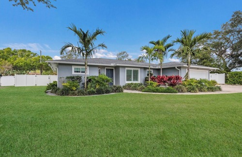 Shore Acre Heights House | Flamingo Royale — Beach Luxury Resort