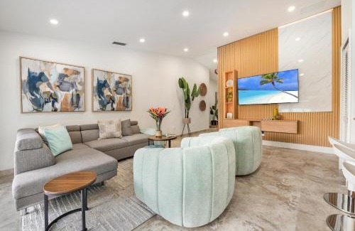 Richmond West House | Flamingo's Resort 5 Bdrooms Gameroom Heated Pool