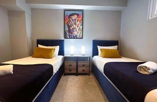 Brighton City Centre Apartment | FLASH SALE Funky Holiday Accommodation Central Brighton Sleep 16 Guests