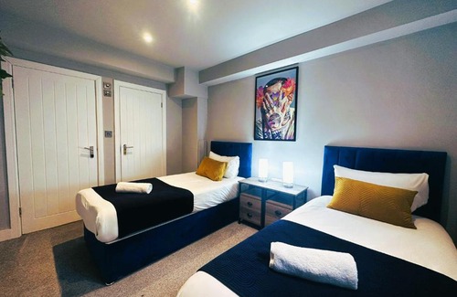 Brighton City Centre Apartment | FLASH SALE Funky Holiday Accommodation Central Brighton Sleep 16 Guests