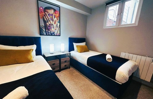 Brighton City Centre Apartment | FLASH SALE Funky Holiday Accommodation Central Brighton Sleep 16 Guests