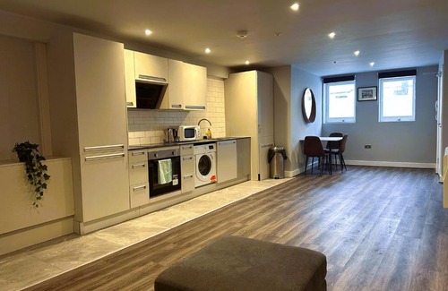 Brighton City Centre Apartment | FLASH SALE Funky Holiday Accommodation Central Brighton Sleep 16 Guests