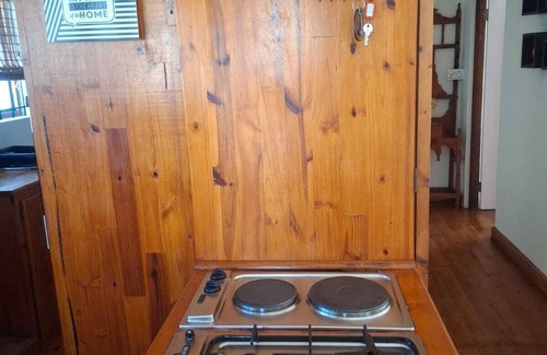 Ladybrand Apartment | Flat 1 @ 33 On Loop, Ladybrand - Cosy 2 Bedroomed, 2 Bathroom, Lounge & Kitchen.