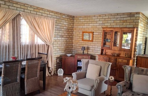 Ladybrand Apartment | Flat 3 @ 33 On Loop, Ladybrand - Cosy 2 Bedroomed, 2 Bathroom, Lounge & Kitchen.