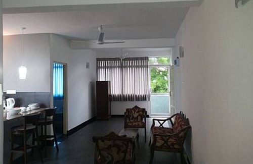 Mount Lavinia Apartment | Flat 3 - Fully Furnished Air-conditioned One Bedroom Apartment in Dehiwala
