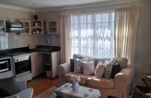 Ladybrand Apartment | Flat 4 @ 33 On Loop, Ladybrand - Cosy 2 Bedroomed, 2 Bathroom, Lounge & Kitchen.