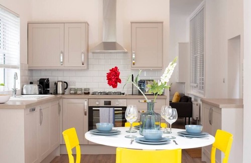 Portsmouth Apartment | Flat B - Bright and spacious 2 bedroom 2 bathroom garden apartment