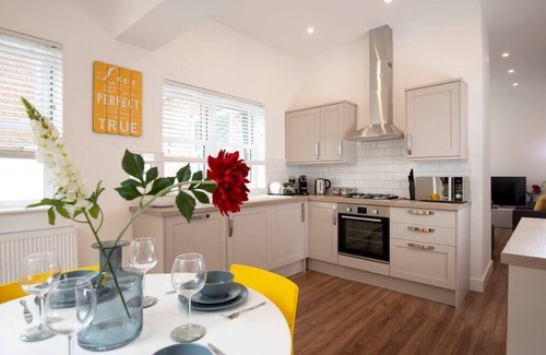 Portsmouth Apartment | Flat B - Bright and spacious 2 bedroom 2 bathroom garden apartment