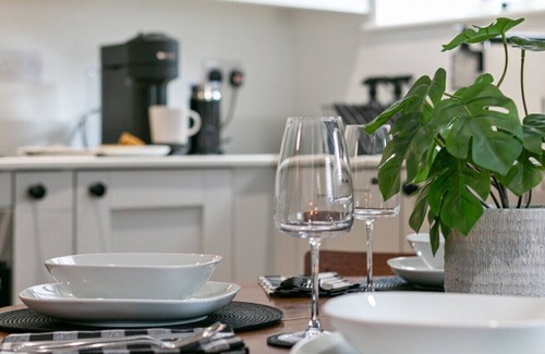Roundhay Apartment | Flat B Stunning 2 bed in Roundhay, EV charging