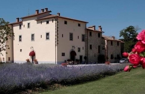 Cincelli House | Flat 'Cornflower' with private parking space